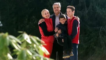 Adrian Nastase le-a facut o surpriza sotiei si copiilor de Ziua Familiei. A postat o fotografie inedita pe blog!