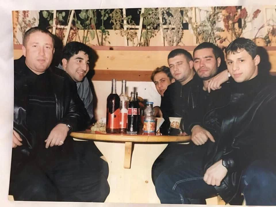 Ca și acum, Maharu era nelipsit de la petreceri