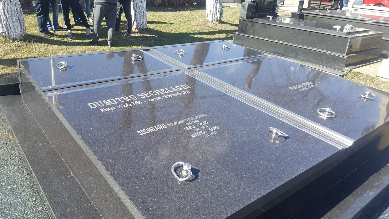 Mormântul lui Dumitru Sechelariu este șters de praf în fiecare zi
