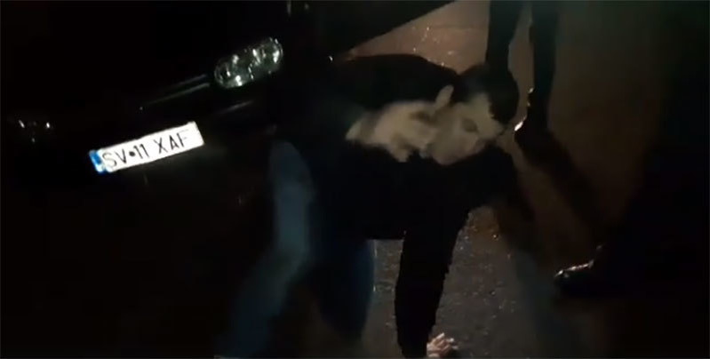 Caz incredibil în judeţul Suceava. Un şofer beat mort, ajuns cu maşina în şanţ, a căzut în faţa poliţiştilor