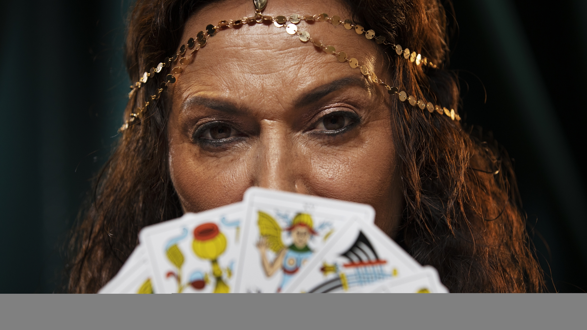 Cartea de Tarot de azi, 13 aprilie 2026. În a doua zi de Paște, Șapte de Săbii îi avertizează pe nativii Săgetător că cineva din jurul tău joacă ascuns