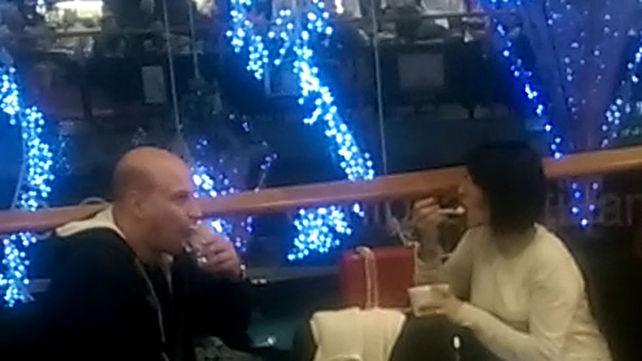 Graviduta Giulia, sexy si cand mananca! Si-a facut pofta cu o cutie de inghetata chiar sub ochii sotului, la mall