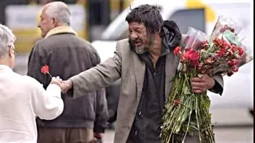 Gestul copleșitor făcut de un om al străzii din București. A împărțit flori la doamne și domnișoare, chiar dacă nici nu are ce mânca - unii l-au acuzat că le-a furat din cimitire