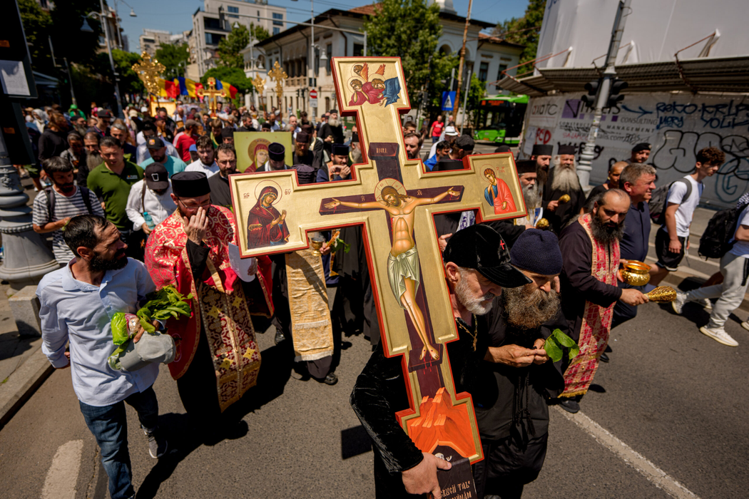 Gigi Becali tine o cruce in timpul unei contramanifestatii organizate de asociatia ''Fratia Ortodoxa'' fata de marsul  comunitatii LGBTQ+ ''Bucharest Pride 2025'', in Bucuresti, duminica, 8 iunie 2025. Aproximativ 100 de persoane purtand cruci, icoane si agheasma au participat, duminica, la un mars de ''izgonire a duhurilor necurate lasate in urma de parada LGBTQ'' conform organizatorilor, pe acelasi traseu ca participantii la Bucharest Pride 2025. ANDREEA ALEXANDRU / MEDIAFAX FOTO