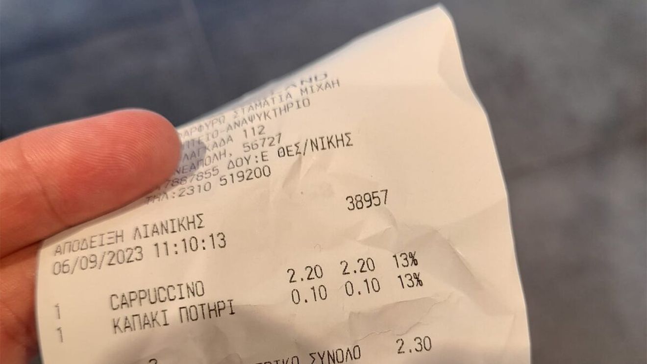 De necrezut! Un român, obligat să plătească și capacul paharului de cafea, în Grecia