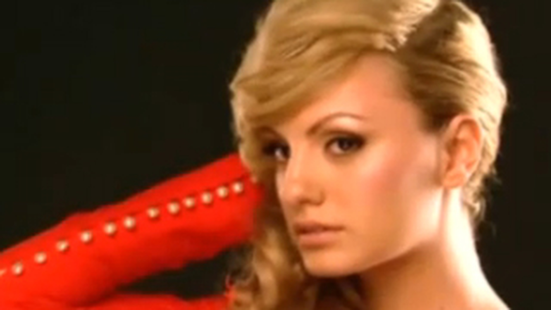 Alexandra Stan: "Nu as da 3.000 de euro pe o geanta pentru ca stiu cat muncesc pentru banii astia"