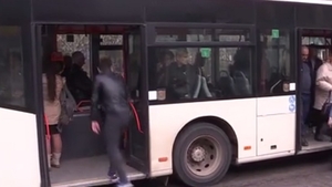 Grav incident într-un autobuz RATB. Un pensionar i-a tăiat venele unui călător!