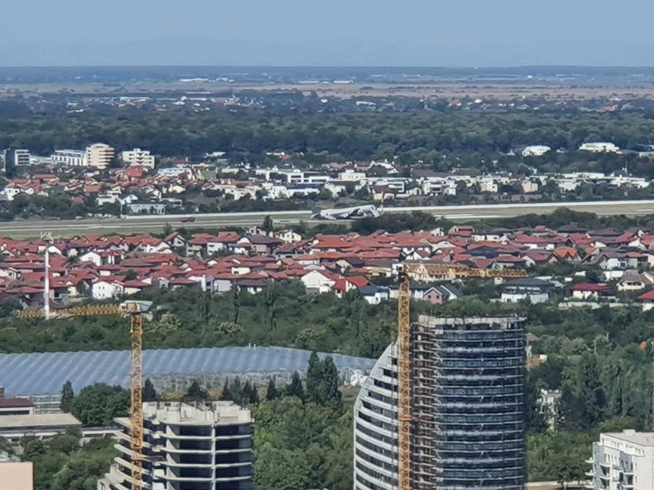 Un avion cu 84 de pasageri, la un pas de catastrofă pe Aeroportul Băneasa! A aterizat pe o aripă | VIDEO
