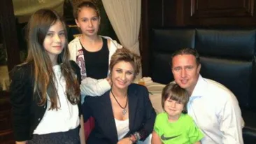 Anamaria Prodan isi poarta copiii tot timpul cu ea! Si-a facut patru lanturi cu numele fiecaruia!
