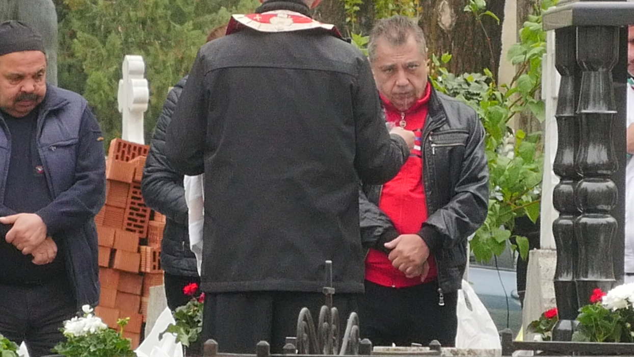 Migdale, fratele lui Fane Spoitoru, vizibil îndurerat, la mormântul interlopului