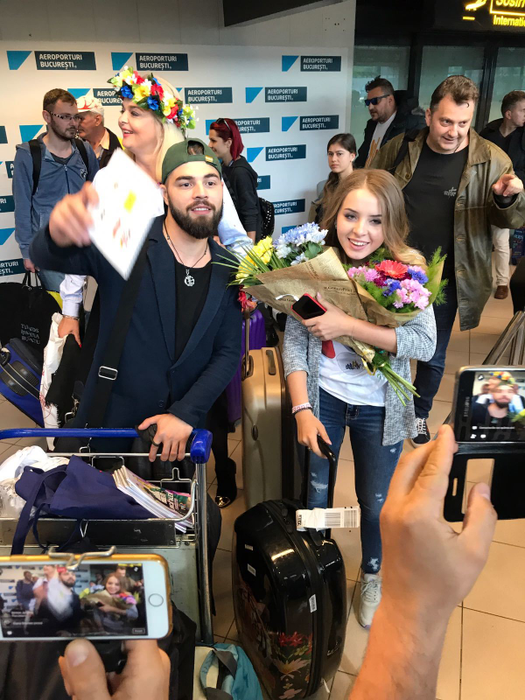 Alex Florea şi Ilinca au fost aşteptaţi la aeroport de mai mulţi români