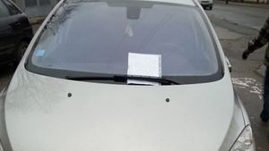 INCREDIBIL! I-a lovit masina si pe urma a facut ASTA! Ce a gasit acest sofer pe parbrizul masinii. A ramas fara cuvinte!