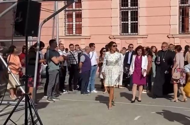 Carmen Iohannis a atras toate privirile în prima zi de școală/ sursă foto: captură video Mesageruldesibiu