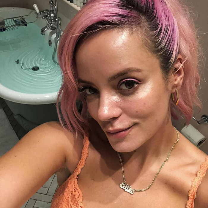 Lily Allen a recunoscut că a apelat la prostituate după ce s-a despărțit de soțul ei