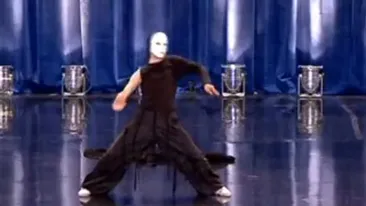 VIDEO Un jurnalist britanic il ironizeaza pe Razy Gogonea: Ii copiaza pe ciudatii aceia pe care ii vezi pe plaja in vacante