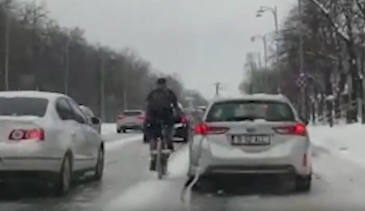 Un biciclist a făcut furori pe străzile troienite din București! Cum s-a îmbrăcat acesta, deși Capitala e sub cod portocaliu de ninsori viscol