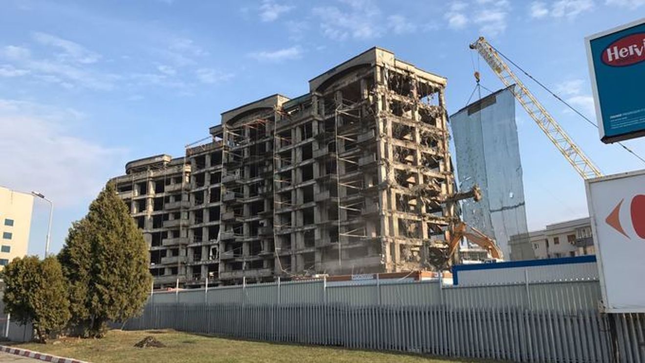 Am aflat ce se va ridica în locul blocului- fantomă! Ceauşescu a vrut să construiască acolo locuinţe, dar...