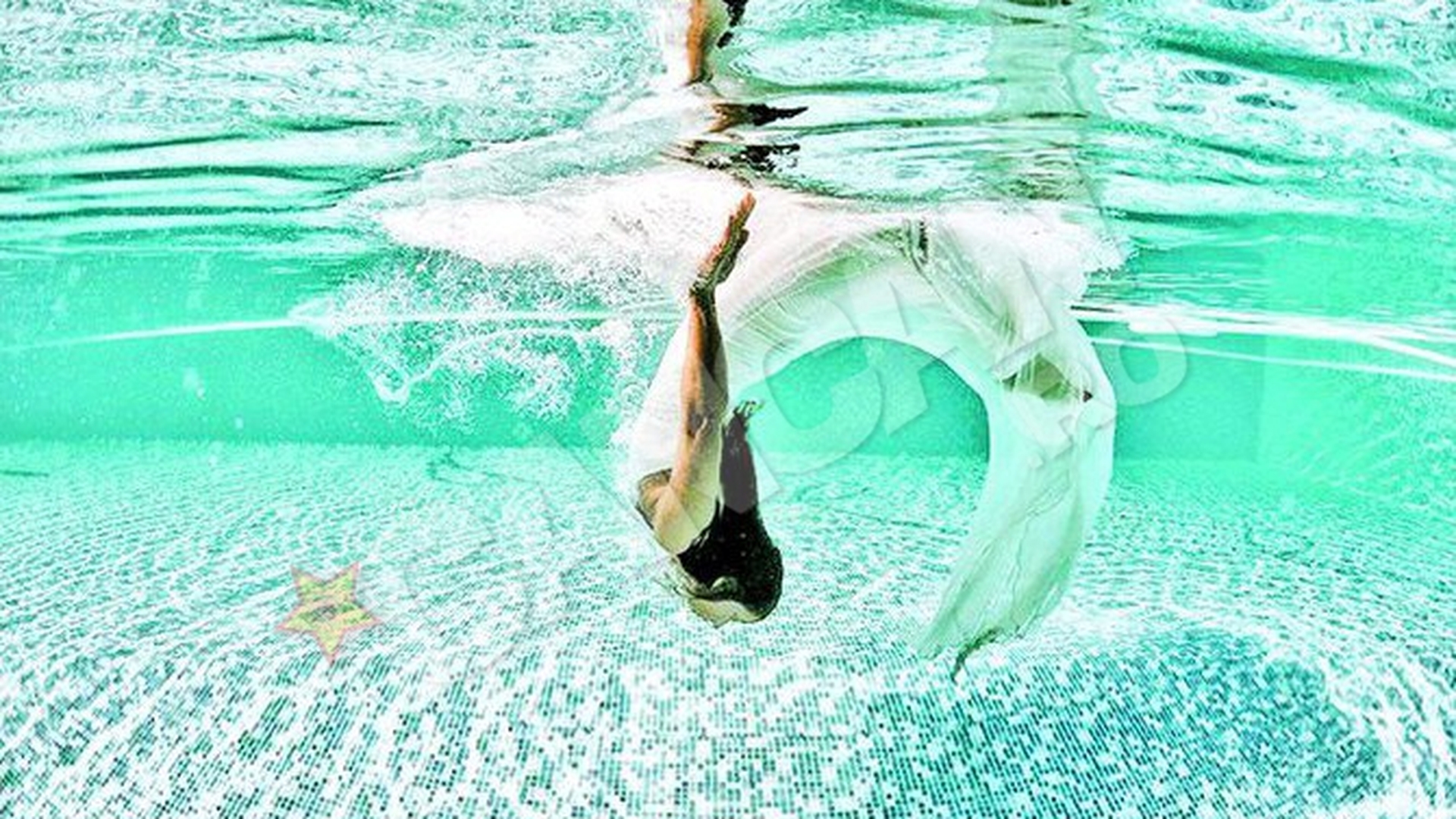 O baschetbalista din Timisoara a vrut sa aiba o amintire speciala de la nunta! S-a aruncat in piscina cu rochia de mireasa