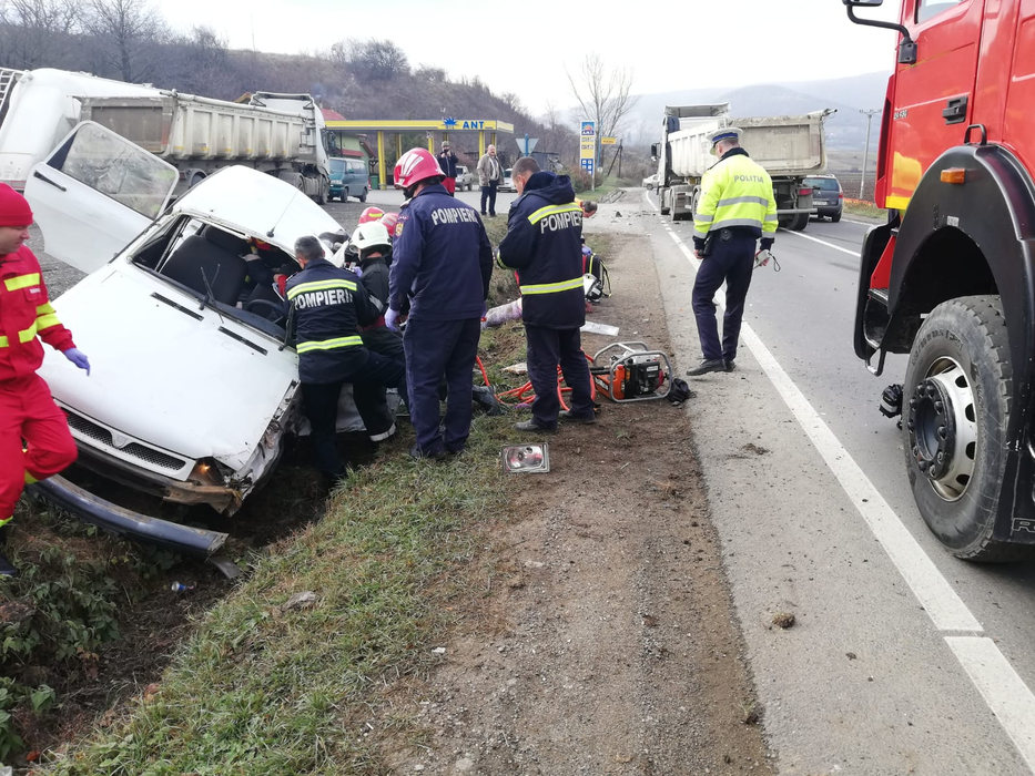 Accident nimicitor între o Dacie 1310 și un TIR! O femeie însărcinată și un bărbat au murit. A fost solicitat elicopterul SMURD pentru unul dintre răniți