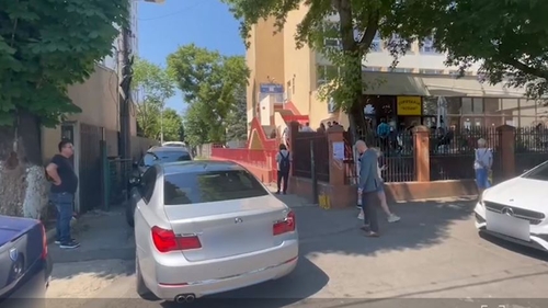 Bacalaureat 2022. Un elev din Capitală și-a lăsat BMW-ul în drum și a fugit să nu piardă proba la limba română. Ce s-a întâmplat la scurt timp