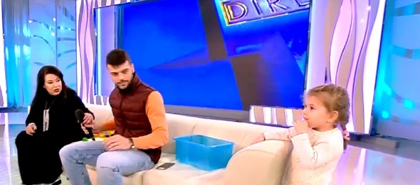 De la divorţ la familia perfectă! Oana Roman şi Marius Elisei şi-au adus fetiţa în platou şi micuţa i-a dat de gol: ”Mă ceartă!”
