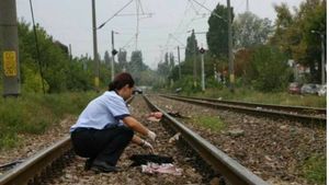Detalii cutremurătoare despre moartea femeii însărcinate şi a fiicelor ei lovite de tren: ”Fătul, un băieţel de patru luni şi jumătate, era neatins, nu fuesese strivit, dar...”