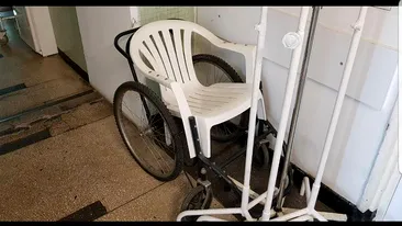 Imagini ireale la spitalul din Craiova, unde improvizația nu are limite! Pacienții sunt transportați cu un “fotoliu rulant hybrid”