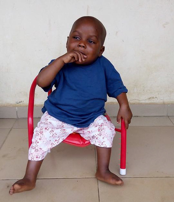Îl mai ţii minte pe băieţelul din Nigeria lăsat să moară pe străzi? Aşa arată la un an de când a fost salvat