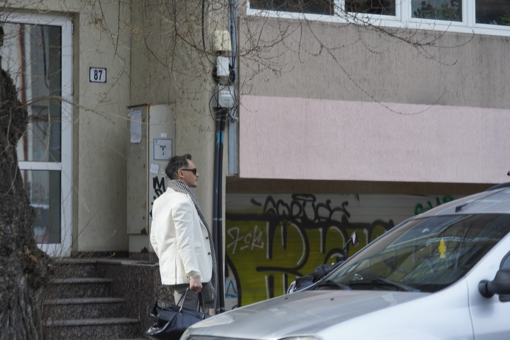 Răzvan Simion se îndreaptă spre o clinică de înfrumusețare (Foto: CANCAN.RO)