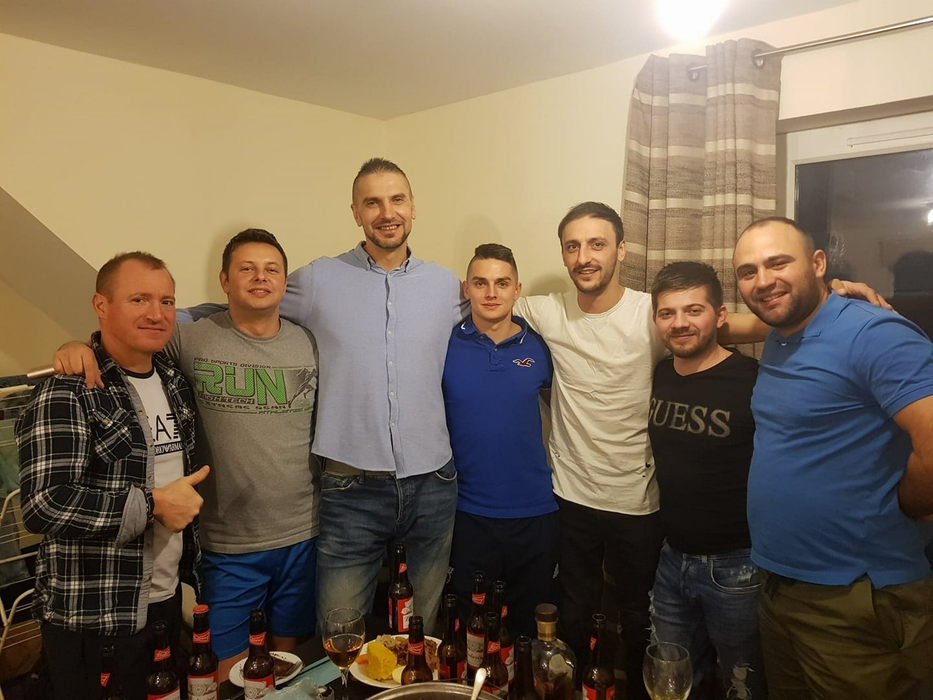 Viorel Ignătescu, împreună cu prietenii, în Anglia
