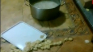 Revelion cu ghinion în Dolj! 600 de oameni au făcut Revoluţie la restaurant după ce au primit peşte stricat şi alune cu viermi!