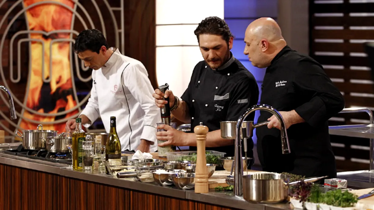 Cei trei jurati de la MasterChef trec la treaba! Vor gati in fata concurentilor!