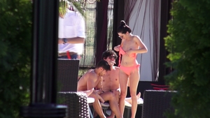 DJ Harra a profitat de prima plaja pe anul acesa pentru a-si scoate sanii la soare! Imagini fara... perdea!