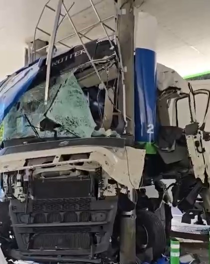 Pericol de explozie pe Valea Oltului! Un TIR a intrat într-o pompă de carburant, iar cabina șoferului este daună totală