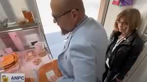 Ce a găsit Piedone la "sibienii" din Piața Domenii. Unde e făcută, de fapt, "slănina ardelenească". Șeful ANPC a crezut că e o glumă