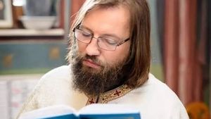 Un preot din Iași ține slujbe pentru cei depistați cu coronavirus. Pomelnicele se strâng pe Facebook