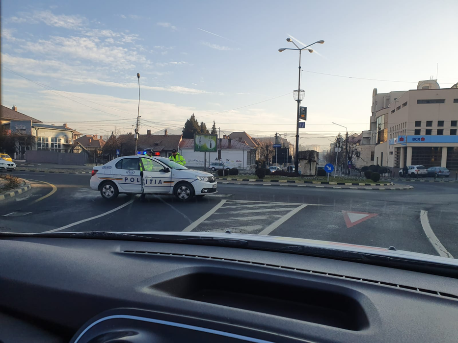 Alertă în Vâlcea! Un colet suspect, descoperit în fața prefecturii. Polițiștii, ofițerii SRI și ambulanțele au înconjurat zona