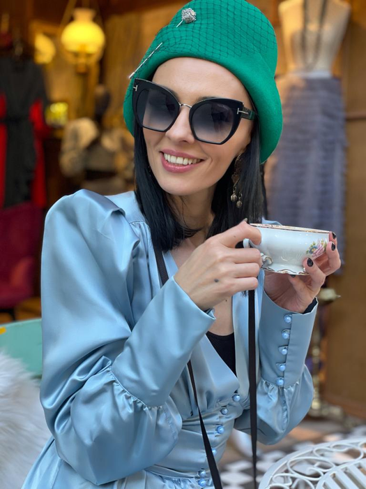 Cosmina Păsărin, la o cafea, în Paris, acolo unde a petrecut patru zile, de ziua ei