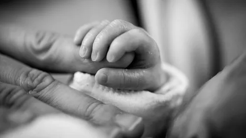 Noi detalii în cazul bebelușului din Suceava mort după botez! Ce scrie în raportul medico-legal