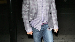 Uite cu ce teanc de dolari se plimba Mickey Rourke in mana!