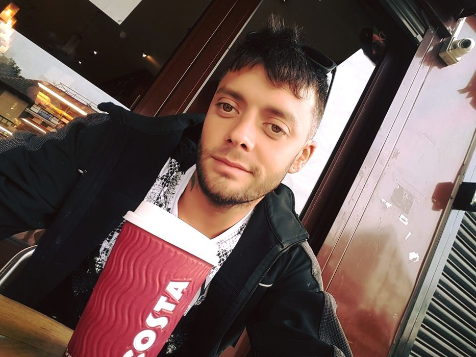 VICTOR SPIRESCU, primul imigrant care a sosit în Marea Britanie dupa ridicarea restricţiilor de muncă, renunţă la burlăcie! Cum arată iubita lui