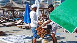 Cu cât se vinde un covrig pe plajele din Mamaia. Reacția Asociației pentru Protecția Consumatorilor din România