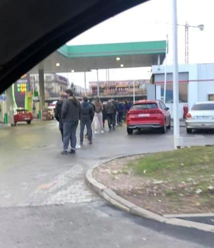 Oamenii s-a înghesuit la benzinării înainte de ora 20.00 ( foto Facebook Cristian Botez)