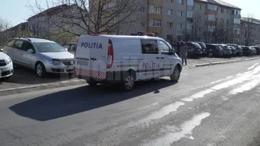 Descoperire macabră în Suceava! Un bărbat cu mănuși și mască pe față, găsit mort lângă blocul în care locuia. Dezvăluirile făcute de vecini