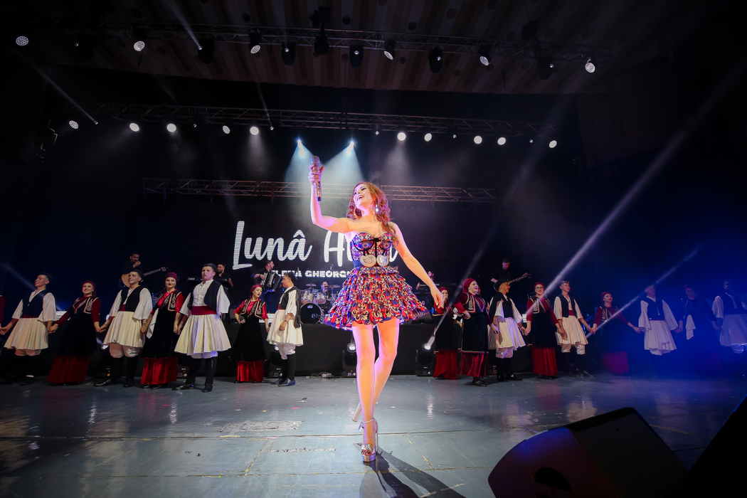 Elena Gheorghe, mărturii în lacrimi în fața a peste 4.000 de oameni. Imagini senzaționale de la show-ul cu muzică armânească