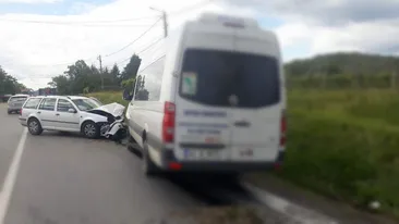 Accident grav în Argeș! Un microbuz și un autoturism au intrat în coliziune. Trei persoane au ajuns la spital