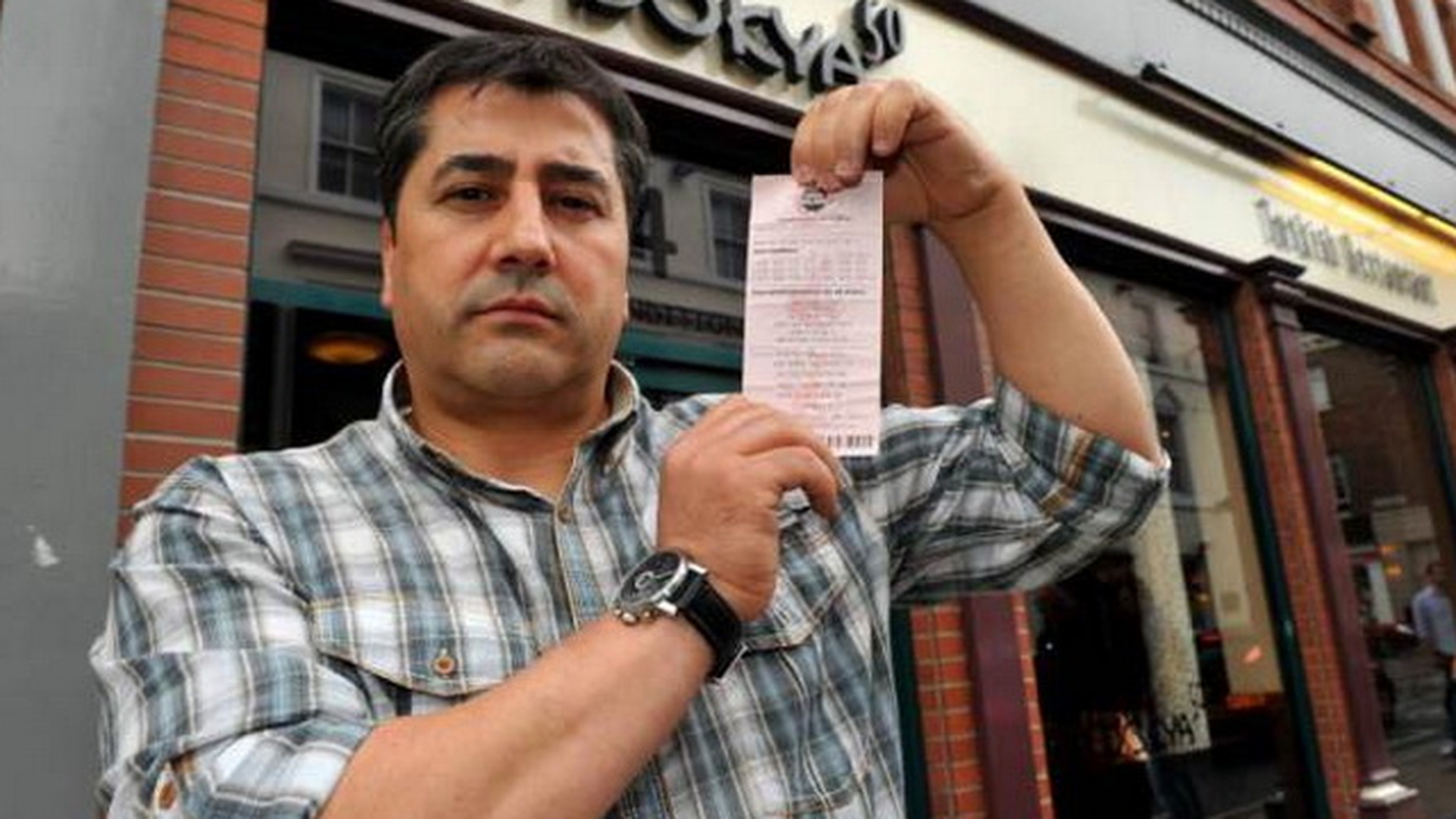 A castigat 1 milion de lire la loterie insa a fost nevoit sa imparta banii cu seful sau! Cum s-a ajuns la una ca asta