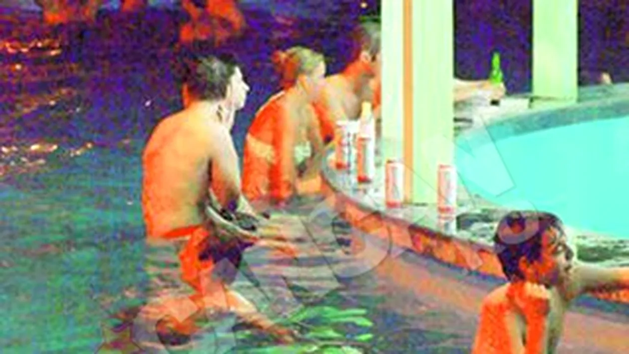 Distractie de noapte in parcul acvatic din Mamaia! Scene fierbinti si bere la o baie in nocturna