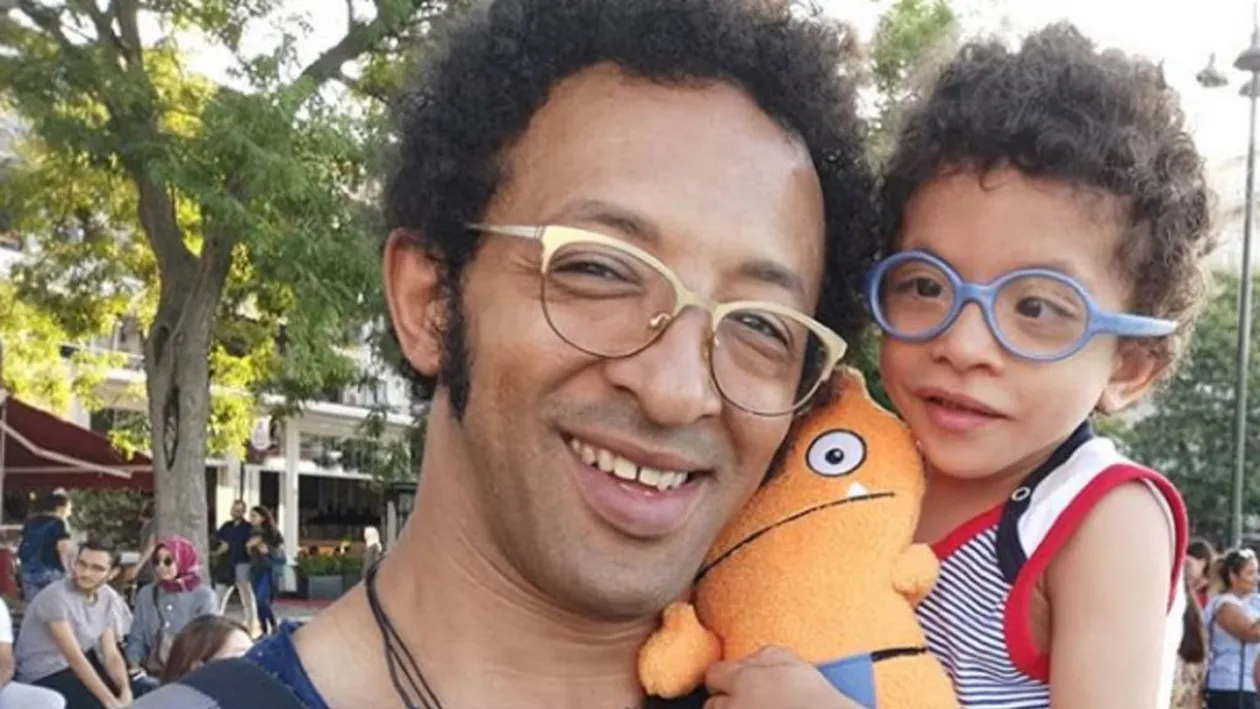 În ce stare este băiețelul lui Kamara, după cinci intervenții chirurgicale. Artistul a luat o decizie radicală: „Să fie un copil normal”