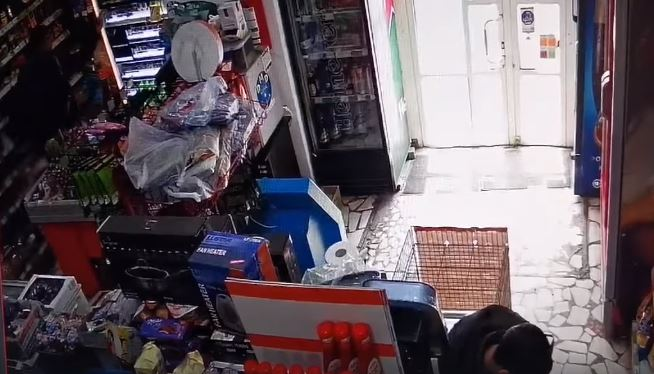 FOTO. Cei mai proști hoți sunt din Iași. Cum au jefuit doi tineri un supermarket din oraș, în plină criză COVID-19